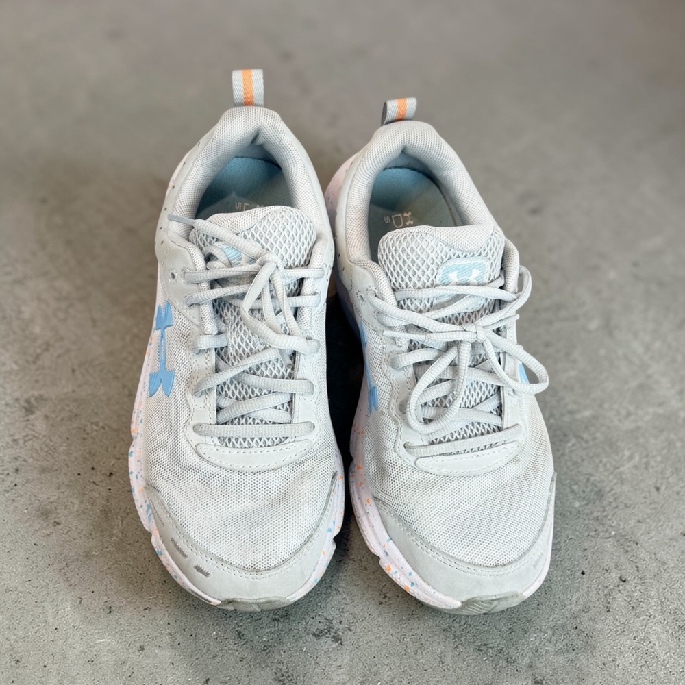 Under Armour Women’s Light Gray Sneakers with splatter paint bottom 8.5